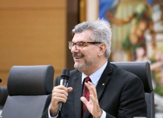 Ministro do STJ é internado com covid-19 em Brasília