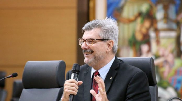 Ministro do STJ é internado com covid-19 em Brasília