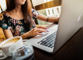 Iniciativa oferece atividades sobre tecnologia com foco em mulheres