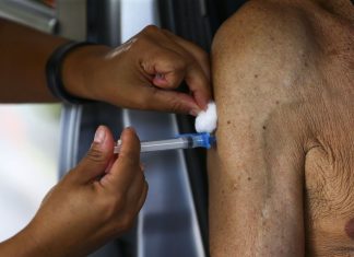 RJ retoma vacinação de idosos com primeira dose nesta quinta-feira