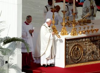 Vaticano anuncia que igrejas católicas não podem abençoar uniões homossexuais
