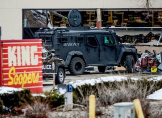 Ataque a tiros deixa dez mortos no Colorado; suspeito é detido