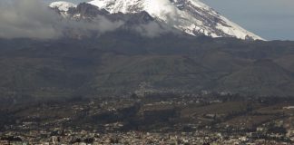 Cinzas de vulcão escurecem céu e cobrem cidades do Equador