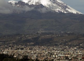 Cinzas de vulcão escurecem céu e cobrem cidades do Equador