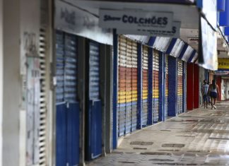 Com restrições de horários, comércio começa a reabrir as portas no DF