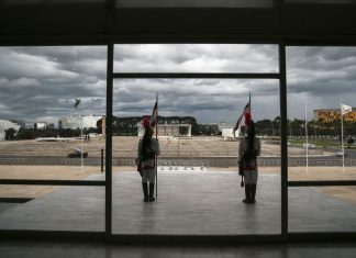 Comitê de enfrentamento da covid-19 faz pronunciamento, após reunião