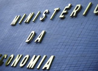 Guedes anuncia antecipação de 13º de beneficiários do INSS