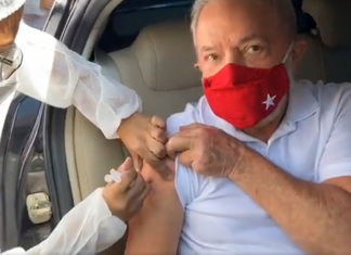 Ex-presidente Lula toma 1ª dose da vacina contra Covid-19