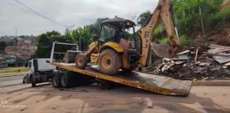 Motoristas de retroescavadeiras são multados por movimentação irregular de terra em Itapevi