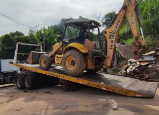 Motoristas de retroescavadeiras são multados por movimentação irregular de terra em Itapevi