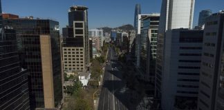 Chile chega a 1 milhão de casos de covid-19 e fecha fronteiras