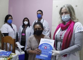 Barueri entrega cartilhas com orientações aos cuidadores de pessoas acamadas