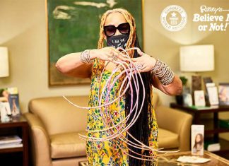 Mulher com as unhas mais longas do mundo corta após quase 30 anos nos EUA