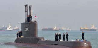 Busca por submarino indonésio desaparecido mostra derramamento de óleo