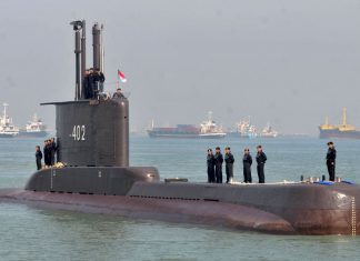 Busca por submarino indonésio desaparecido mostra derramamento de óleo