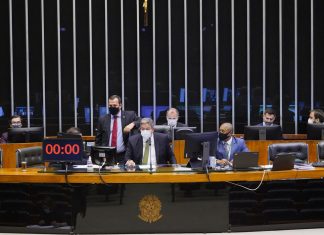 Câmara aprova texto-base de PL que torna escolas serviços essenciais