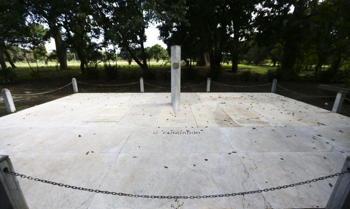 Monumento histórico, túmulo vazio de JK reina solitário no cemitério