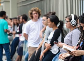 Perda de audição pode começar na juventude, dizem especialistas
