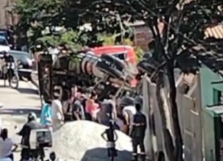 Carreta tomba sobre casa e deixa três vítimas em Itapevi