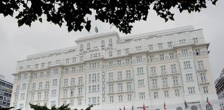 Copacabana Palace é multado em R$ 15 mil por festa com aglomeração