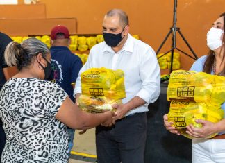 Fundo Social de Santana de Parnaíba entrega centenas de cestas básicas em toda cidade
