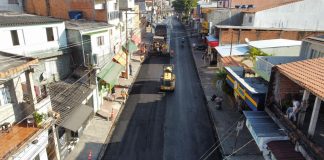Rua Adoniram Barbosa recebe mais de 11 mil metros quadrados de recapeamento em Barueri