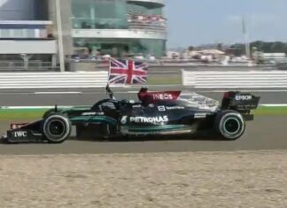 Em corrida emocionante, Lewis Hamilton vence o GP da Inglaterra; Verstappen não termina a prova