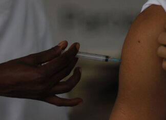 Covid-19: Brasil registra menor média móvel de casos em um dia