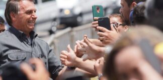 Bolsonaro diz que vai desonerar folha do setor de saúde