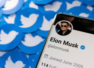 Elon Musk assume Twitter com demissões no alto escalão