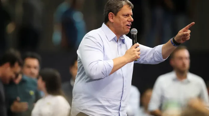 Justiça eleitoral absolve Tarcísio por acusações contra Boulos