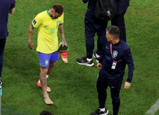 Neymar realiza exames em hospital para avaliar lesão