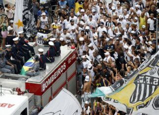Após fim do velório, corpo de Pelé sai em cortejo por ruas de Santos