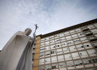 Papa recupera-se bem de cirurgia, diz Vaticano