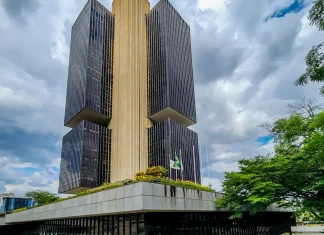 Mercado financeiro eleva previsão de inflação e do dólar para 2025