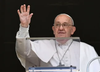 Haddad presenteia papa Francisco com cuia de chimarrão