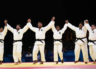 Judô brasileiro fecha Olimpíada com bronze por equipes