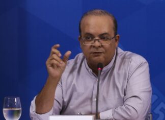 Governador afastado do DF entregará celular à PF na segunda-feira