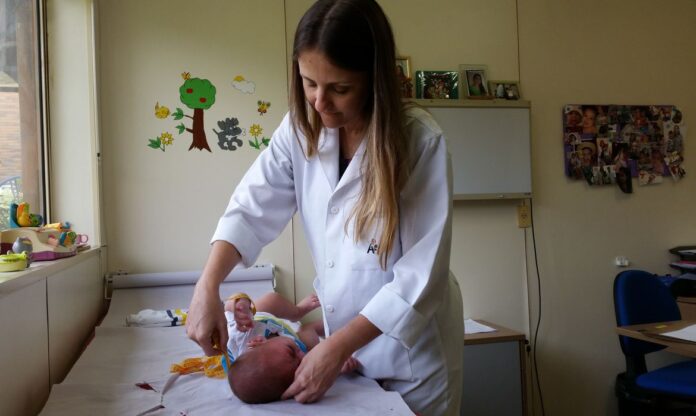 25022016-joao_lucas_sendo_atendido_pela_medica_vanessa_van_der_linden