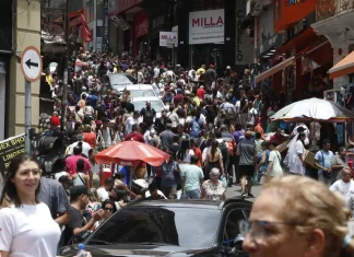 Setor de comércio e serviços de SP criou 357 mil empregos em 2024