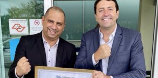 Ao lado de Elvis Cezar Prefeito Marcos Tonho recebe o Prêmio “Band Cidades Excelentes” na categoria Eficiência Fiscal e Transparência