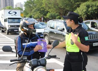 Ação para conscientizar motociclistas sobre direção segura é realizada em Barueri