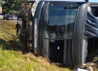 Acidente com ônibus de dupla sertaneja mata cantor Aleksandro