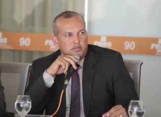 Presidente do Solidariedade entrega-se à PF após três dias foragido
