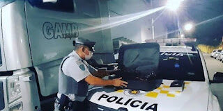 Polícia Rodoviária prende criminoso e recupera caminhão roubado em Cotia