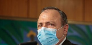 Ex-ministro Pazuello é hospitalizado após acidente de moto no Rio