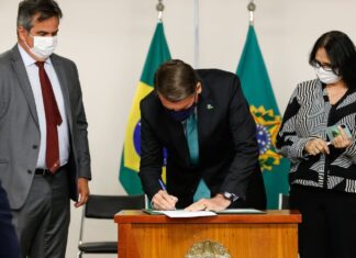 Bolsonaro sanciona programa de combate à violência contra a mulher