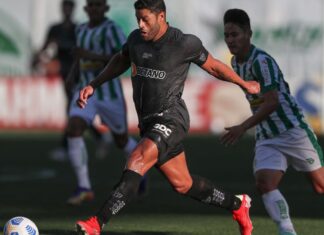 Atlético-MG vira contra Juventude e pula para ponta do Brasileirão