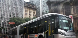 Sem receber 13º salário, motoristas de ônibus de SP entram em greve
