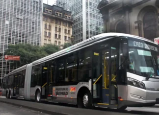 Sem receber 13º salário, motoristas de ônibus de SP entram em greve